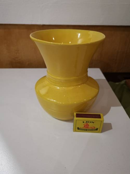 Lucia 5003 Yellow Vase Stunning Vintage for collector!!!