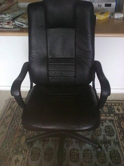BLACK DESK CHAIR