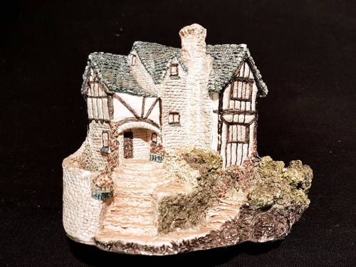 Miniature cottage - Tudor House - Magi May collection - A stunning example! Bid now!