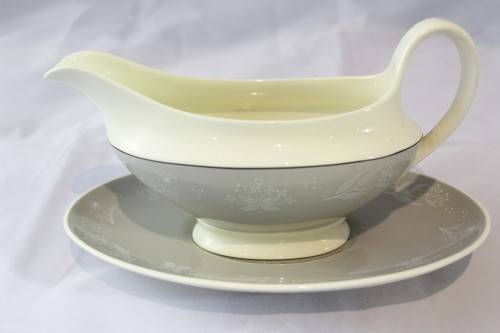Vintage Royal Doulton - Bridal Veil (D6459) - Gravy Boat plus saucer - Beautiful - Bid Now!!!