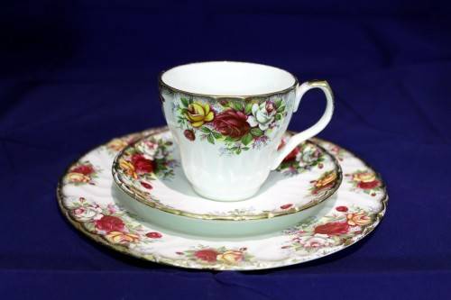 Aynsley Staffordshire - Roses - Trio - Beautiful! - Bid Now!!!