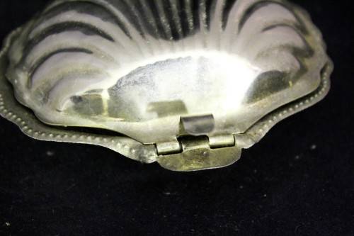 Silver plated butter dish with glass inner - A beauty!! - Low price! Bid Now!!!
