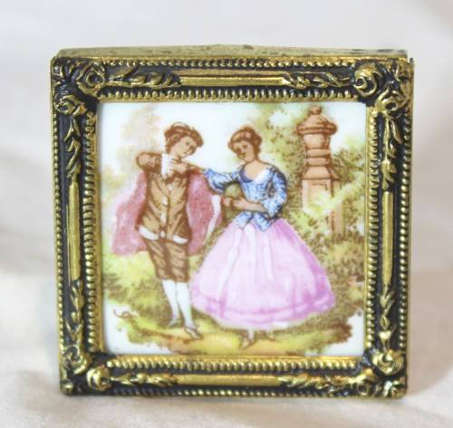 Limoges - Miniature display plate in a frame - Victorian scene - Stunning!! - Low price!! Bid now!!