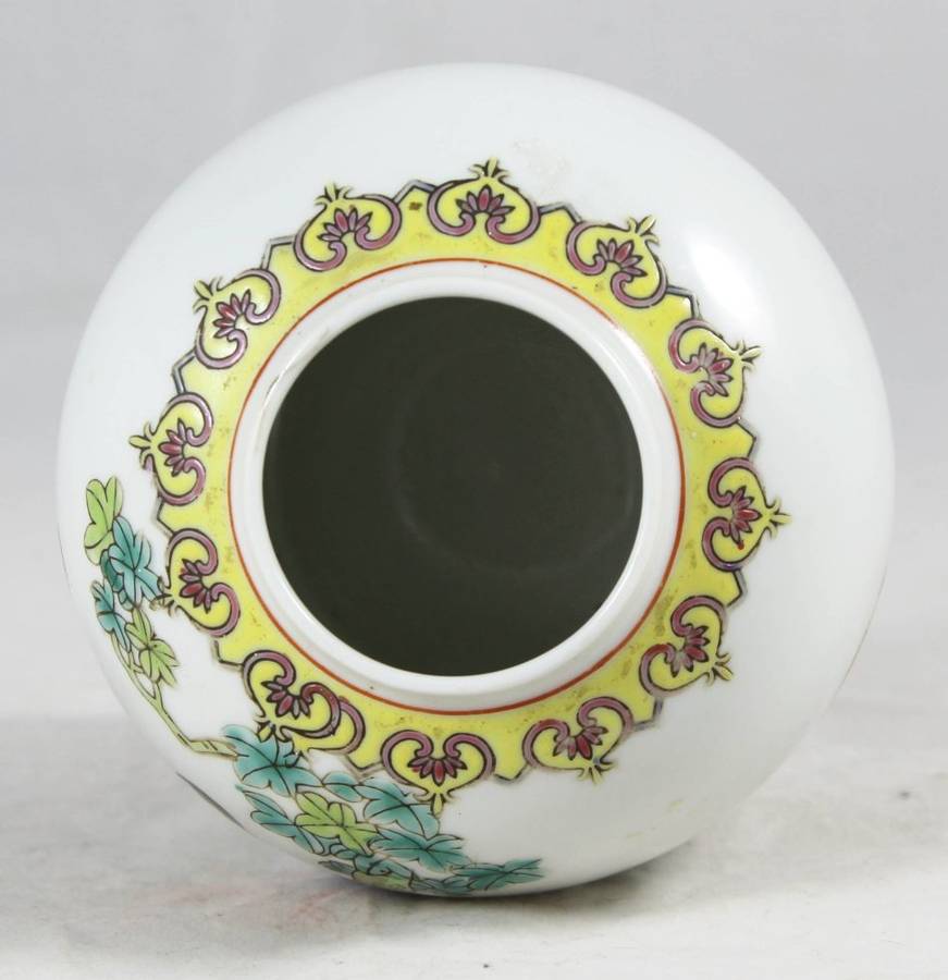 Ginger Jar - White & Yellow - Bid Now!!