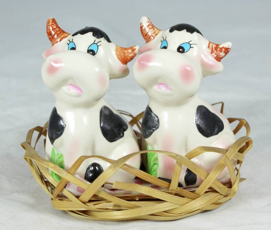 Salt & Pepper Shakers - Cows in a Basket - Bid now!!