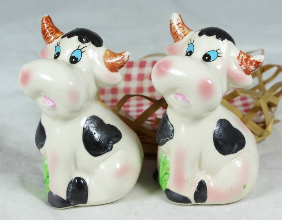 Salt & Pepper Shakers - Cows in a Basket - Bid now!!