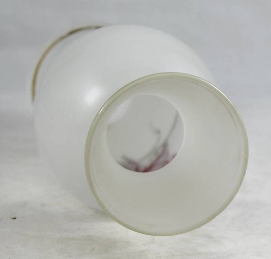 Opaque vase - flower motif