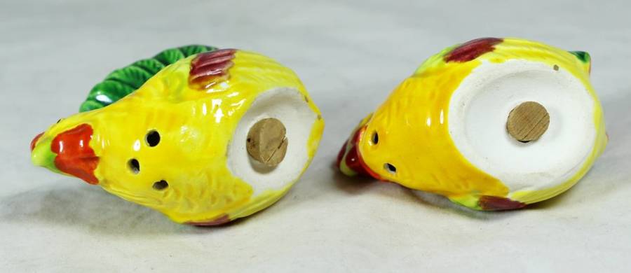 Character Salt & Pepper Set - Chickens - Beautiful! - Bid Now!!!