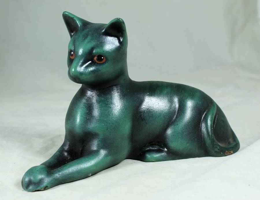 Green Cat Lying Down - Beautiful !!! - Bid Now!!!