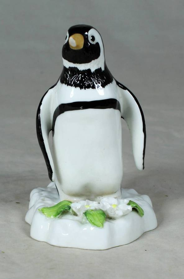 A BEAUTIFUL SHAFFORD PENGUIN FIGURINE - BID NOW!!!!