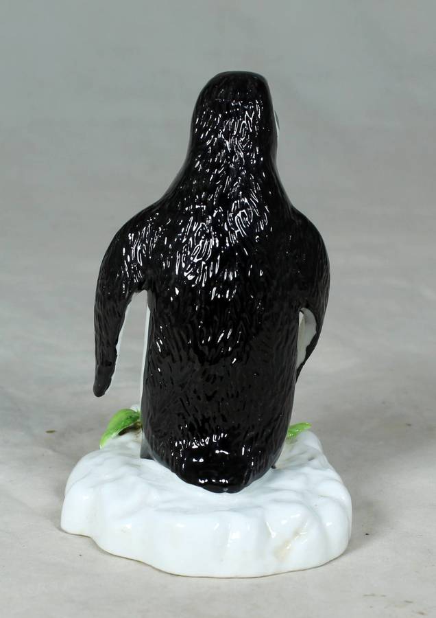 A BEAUTIFUL SHAFFORD PENGUIN FIGURINE - BID NOW!!!!