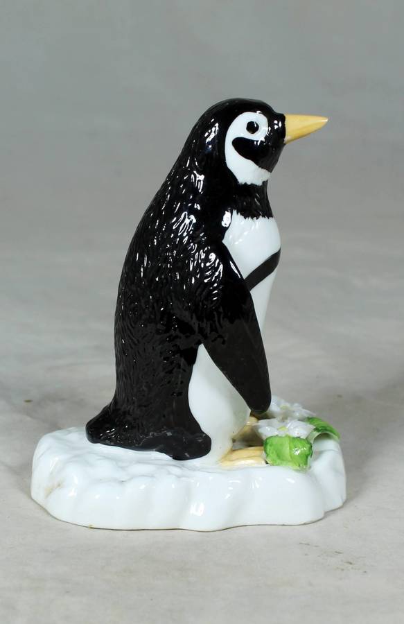 A BEAUTIFUL SHAFFORD PENGUIN FIGURINE - BID NOW!!!!