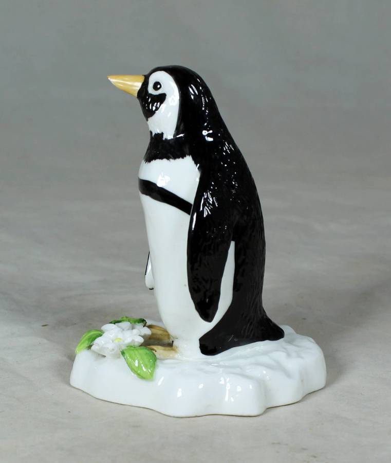 A BEAUTIFUL SHAFFORD PENGUIN FIGURINE - BID NOW!!!!