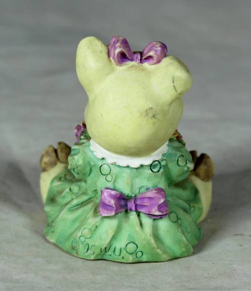 Small molded piglet with bunch of flowers