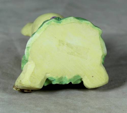 Small molded piglet with bunch of flowers