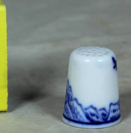 LOVELY PORCELAIN THIMBLE (BLUE DOG) BID NOW!!!