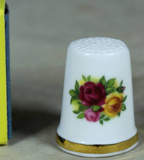 THIMBLE-BONE CHINA(STUNNING OLD COUNTRY ROSES-ROYAL ALBERT)BID NOW!