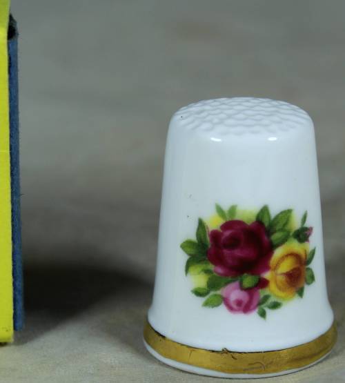 THIMBLE-BONE CHINA(STUNNING OLD COUNTRY ROSES-ROYAL ALBERT)BID NOW!