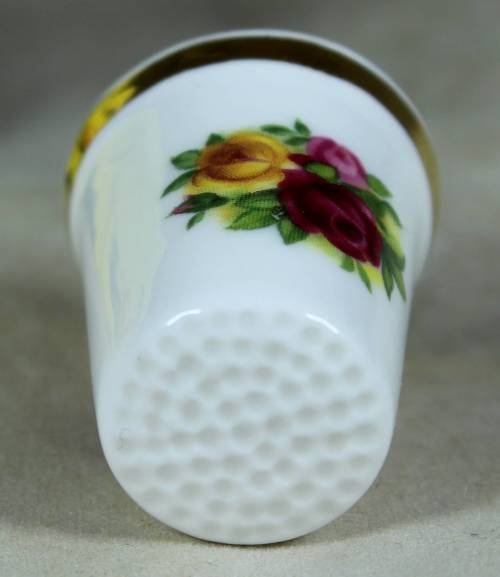 THIMBLE-BONE CHINA(STUNNING OLD COUNTRY ROSES-ROYAL ALBERT)BID NOW!