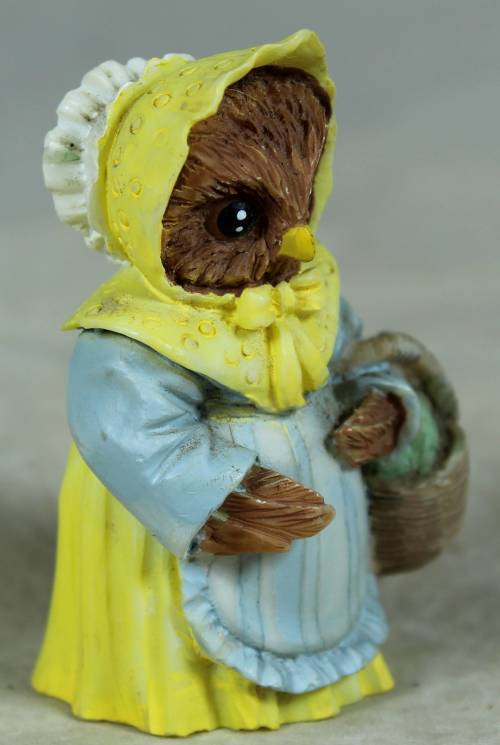 MINIATURE-MUMMY OWL GOING SHOPPING