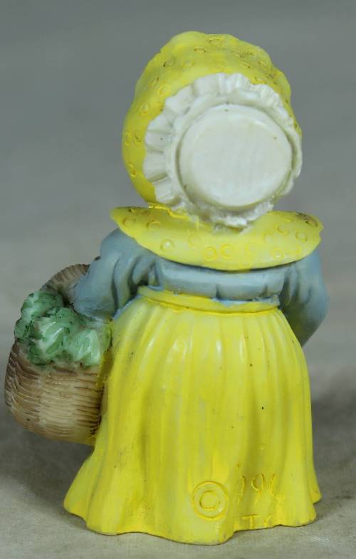 MINIATURE-MUMMY OWL GOING SHOPPING