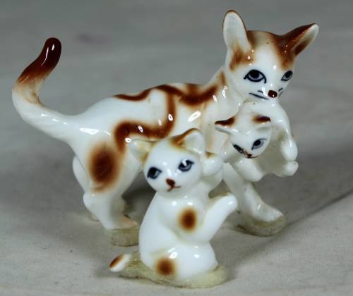 BEAUTIFUL PORCELAIN CAT WITH HER KITTENS BID NOW!!!
