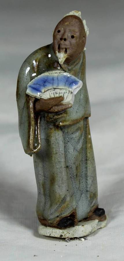 STUNNING COLLECTABLE MUD MEN-MAN HOLDING A FAN BID NOW!!!