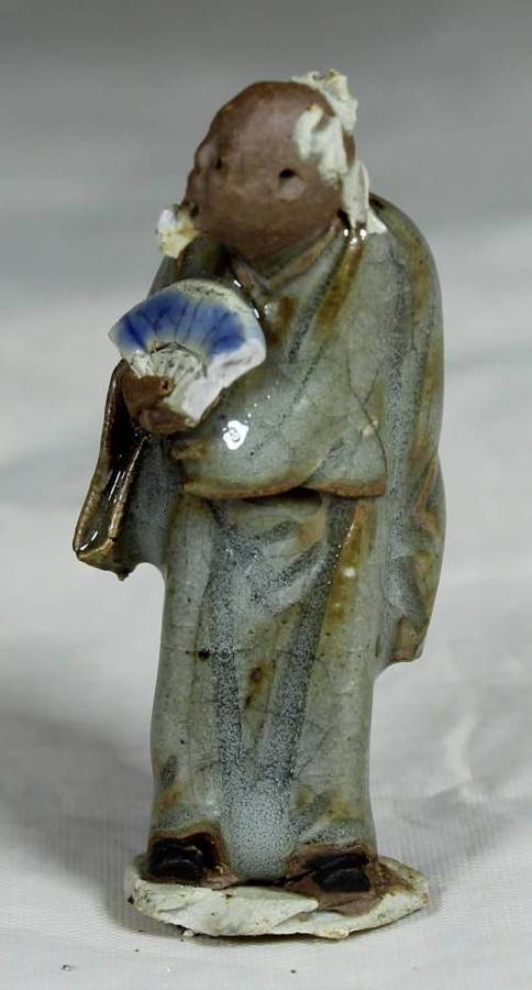 STUNNING COLLECTABLE MUD MEN-MAN HOLDING A FAN BID NOW!!!