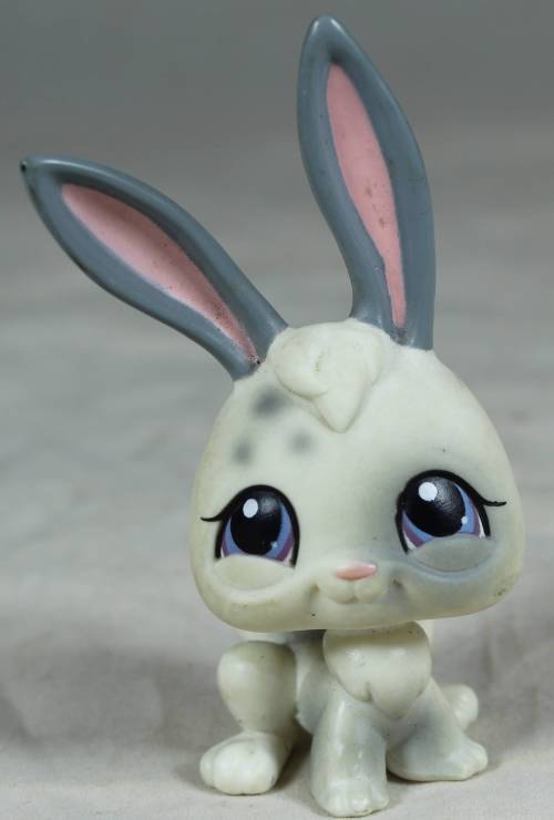 LITTLEST PET SHOP AUTHENTIC RANGE WITH A RED MAGNET(HASBRO 2004)RABBIT#18(SO CUTE)BID NOW!