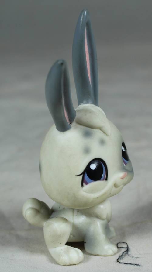 LITTLEST PET SHOP AUTHENTIC RANGE WITH A RED MAGNET(HASBRO 2004)RABBIT#18(SO CUTE)BID NOW!