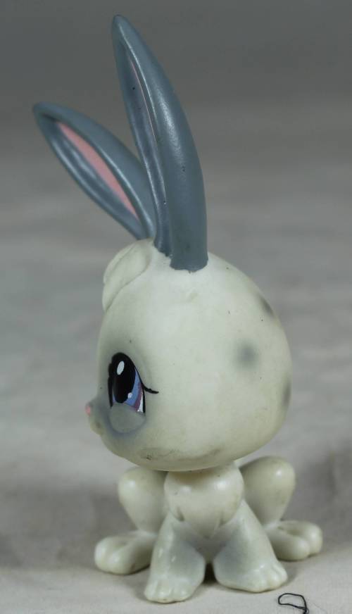 LITTLEST PET SHOP AUTHENTIC RANGE WITH A RED MAGNET(HASBRO 2004)RABBIT#18(SO CUTE)BID NOW!