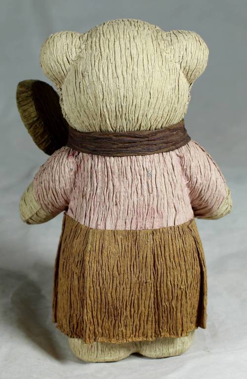 Mother bear holding a pan