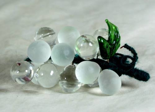 SMALL GLASS BUNCH OF GRAPES - WHITE - BID NOW!!!