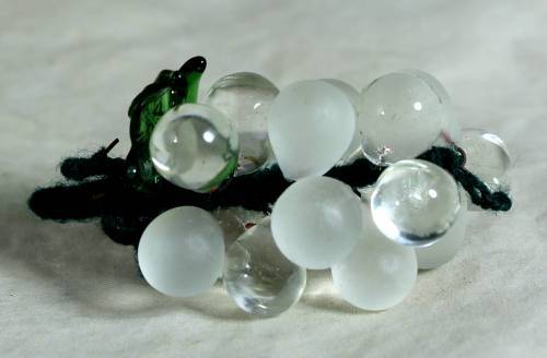 SMALL GLASS BUNCH OF GRAPES - WHITE - BID NOW!!!