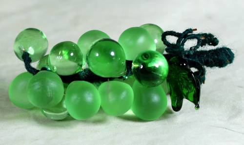 SMALL GLASS BUNCH OF GRAPES - GREEN - BID NOW!!!