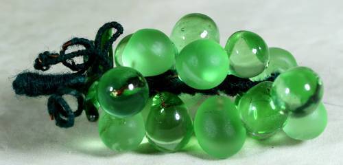 SMALL GLASS BUNCH OF GRAPES - GREEN - BID NOW!!!