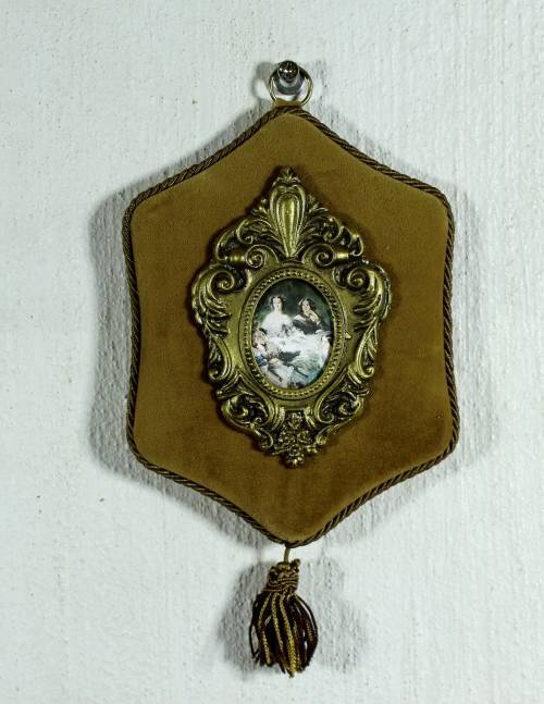 Victorian style wall hang - Vintage look - Beautiful! - Bid Now!!!