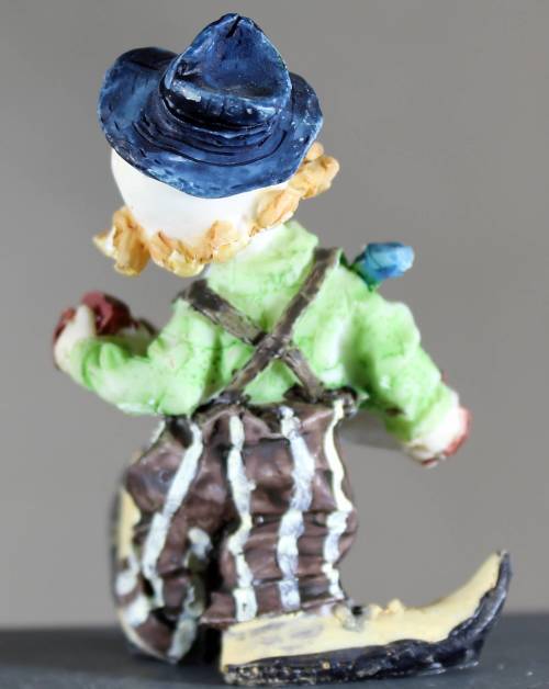 Small clown figurine - playing a concertina