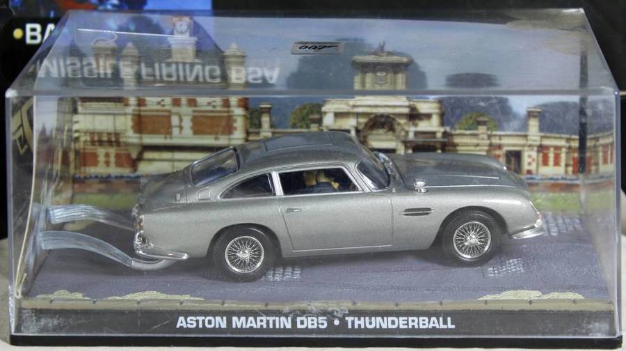 JAMES BOND 007  UNIVERSAL HOBBIES- Aston Martin DB5 ( Thunderball #11 )