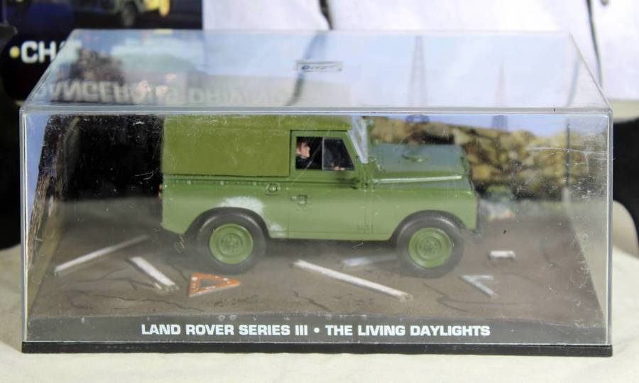 JAMES BOND 007  UNIVERSAL HOBBIES- Land Rover Series III ( The Living Daylights #45 )
