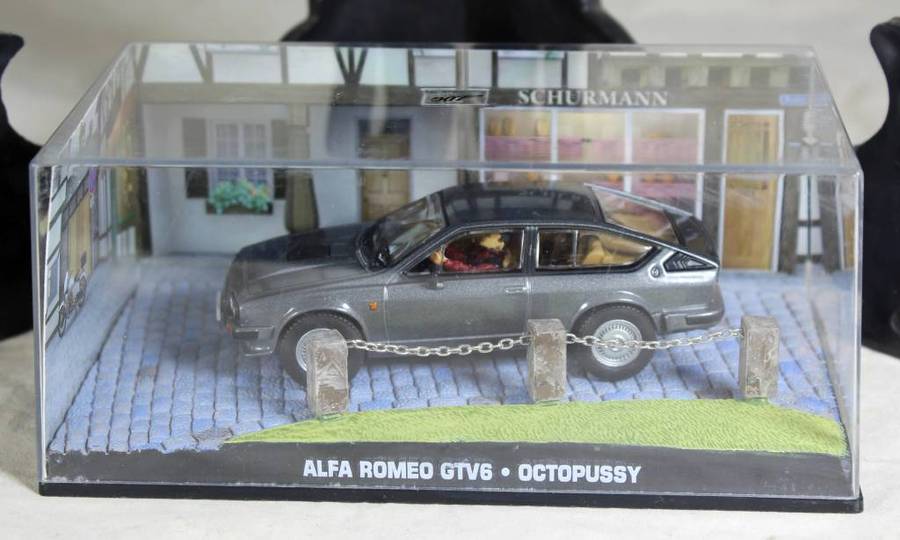 JAMES BOND 007  UNIVERSAL HOBBIES- Alfa Romeo GTV6 ( Octopussy #73 )