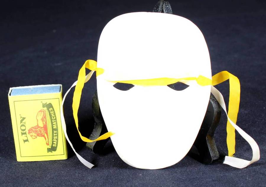 Small opera mask - Red / pink embellishment