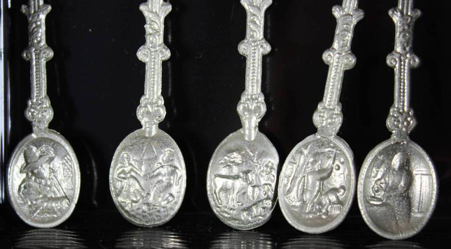 5 Ductch embossed spoons
