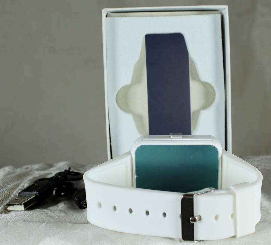 Smart watch - white - in original box