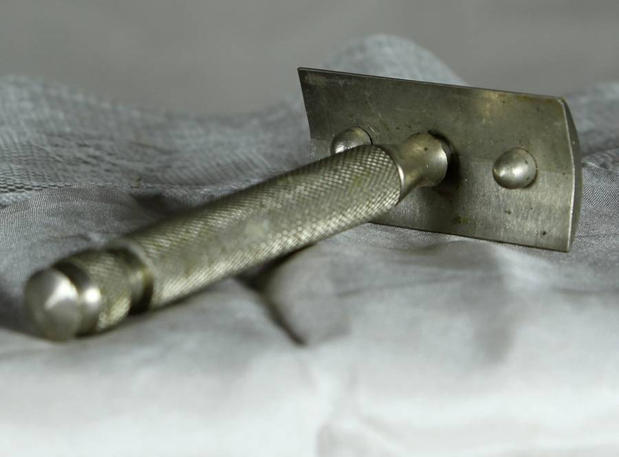 Vintage Metal Razor  - Low Price!! - Bid Now!!!