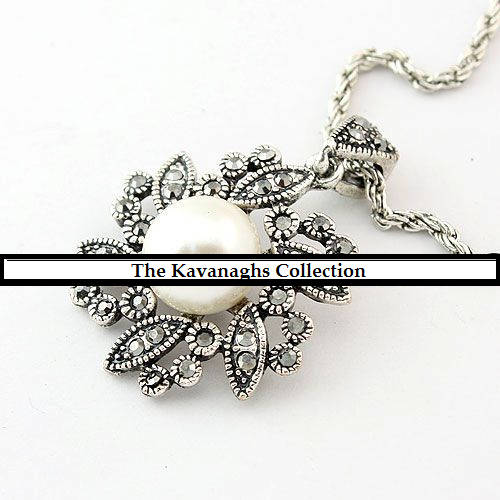Kavanaghs - Vintage Style Faux Pearl Pendant