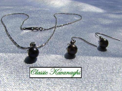 From the Kavanaghs Collection - Stunning Freshwater Pearl Necklace and Earring Set