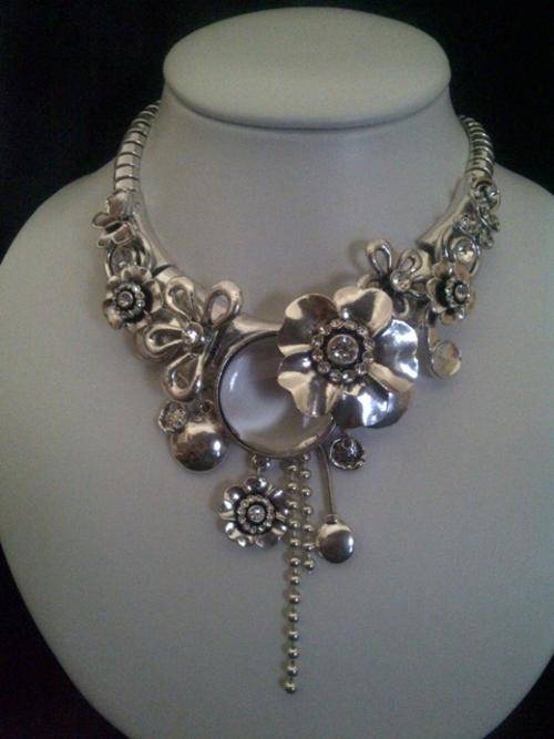 STUNNING - silver flower Necklace - high quality - nickel free - LAST ONE!