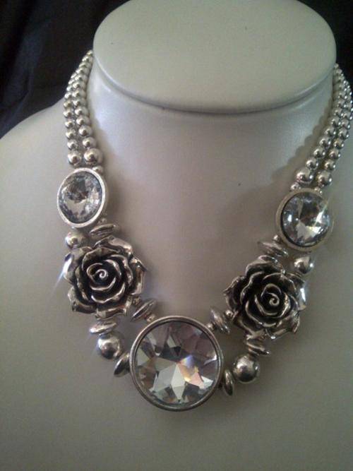 STUNNING - Rose & rhinestone Necklace - high quality - nickel free.