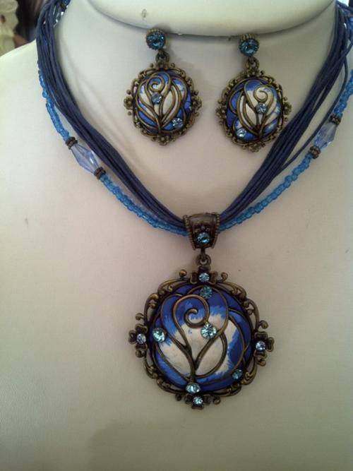 Blue bedazzled pendant Necklace & EARING SET. GORGEOUS. (only one)